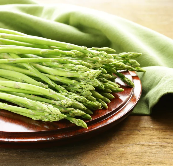 Verse biologische groene asperges op een houten tafel — Stockfoto