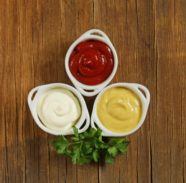 La mostaza, el ketchup y la mayonesa - tres tipos de las salsas — Foto de Stock