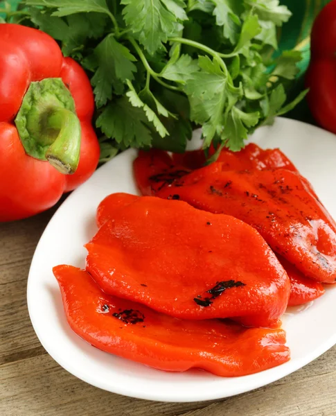 Ψητή κόκκινη πιπεριά σε ένα άσπρο πιάτο — Φωτογραφία Αρχείου