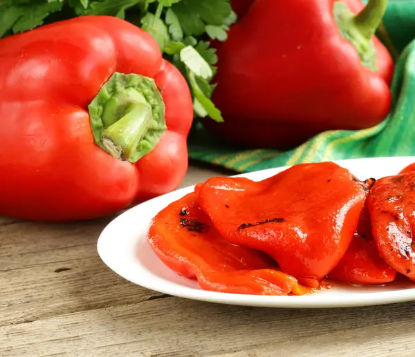 Grilled red bell pepper on a white plate — Stock Photo, Image