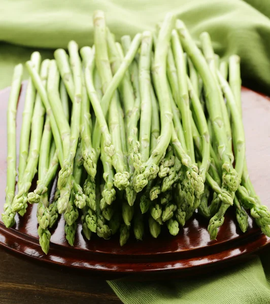 Verse biologische groene asperges op een houten tafel — Stockfoto