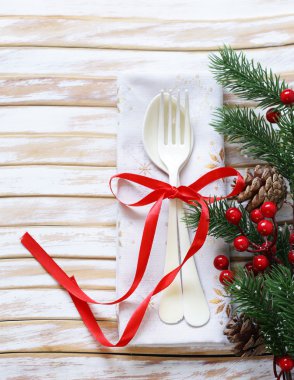 ahşap zemin üzerine çatal çatal ve kaşık Noel tablo ayarı