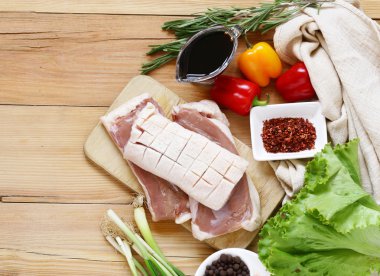 ham ördek fileto, baharatlar ve soslar yemek pişirmek için