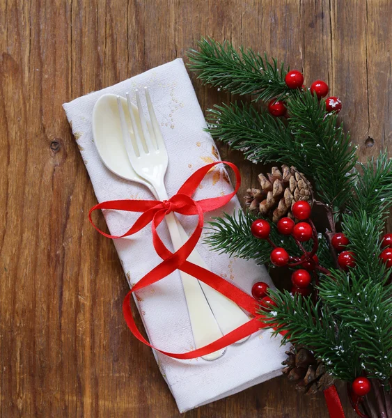 Bestek vork en lepel Kerstmis tabel instelling op houten achtergrond — Stockfoto