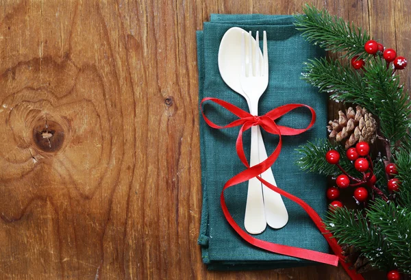 Посуда и ложка Рождественский стол на деревянном фоне — стоковое фото
