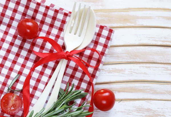 Tenedor de cubiertos y cuchara sobre un fondo de madera — Foto de Stock