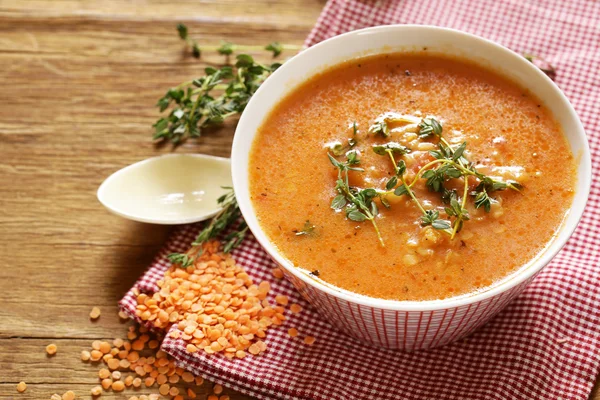 Ev yapımı lezzetli kırmızı mercimek çorbası kekik ile — Stok fotoğraf