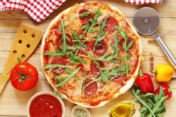 Pizza tradizionale italiana al peperoncino con salsa di pomodoro e formaggio — Foto Stock