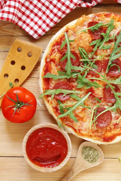 Pizza de pepperoni italiana tradicional con salsa de tomate y queso —  Fotos de Stock