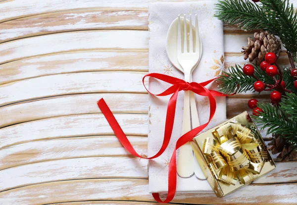 Příbory vidlička a lžíce vánoční prostírání na dřevěné pozadí — Stock fotografie