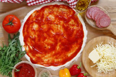 hamuru, domates sosu, peynir, sosis - pizza için malzemeler