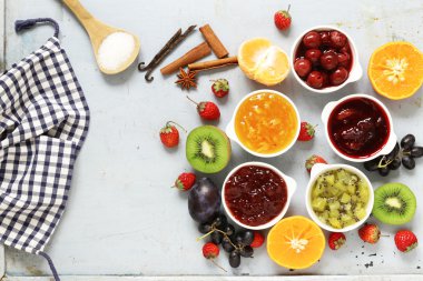 Çeşitli meyveler ve meyve sıkışmaları. Ev yapımı konserve. Taze meyveler ve meyve