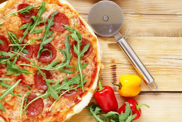 Pizza tradizionale italiana al peperoncino con salsa di pomodoro e formaggio — Foto Stock