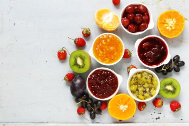 Çeşitli meyveler ve meyve sıkışmaları. Ev yapımı konserve. Taze meyveler ve meyve