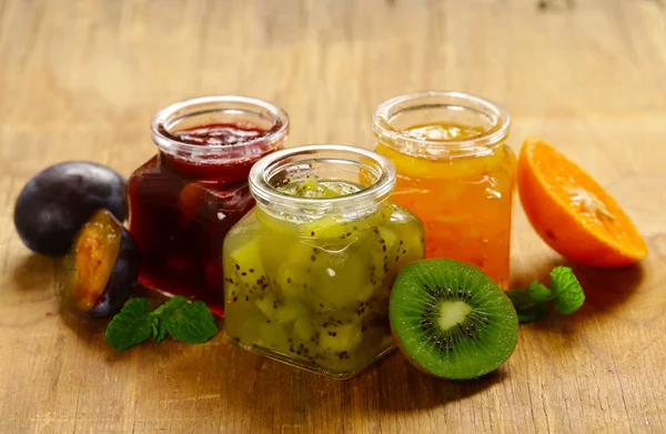 Çeşitli meyveler ve meyve sıkışmaları. Ev yapımı konserve. Taze meyveler ve meyve