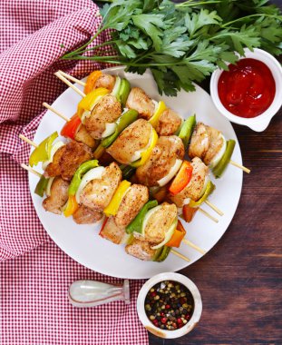 tavuk kebabı soğan ve biber ile