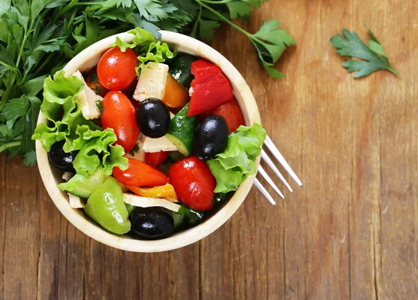 Salade méditerranéenne aux olives, fromage et légumes. Aliments sains . — Photo