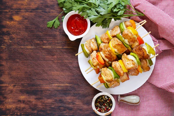 Kebab de pollo con cebolla y pimientos — Foto de Stock