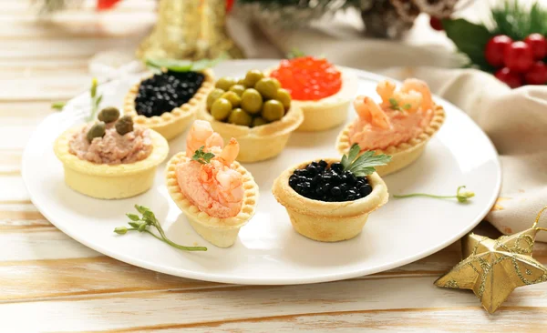 Weihnachtsvorspeisen. kleine Törtchen mit Kaviar und Pastete. Buffet und Bar. — Stockfoto