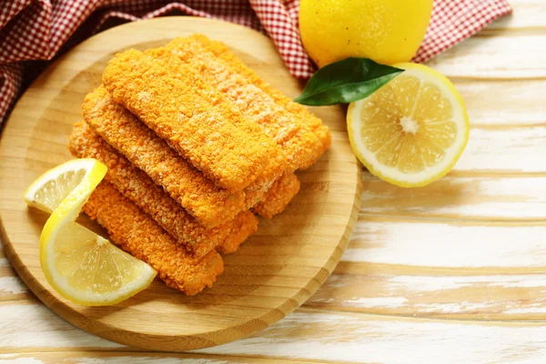 Рыбьи пальцы, выпеченные со свежим лимоном — стоковое фото