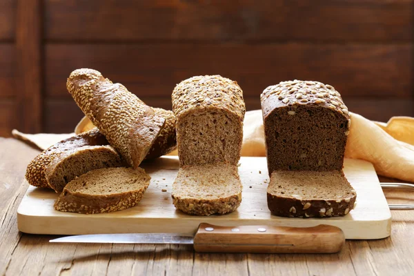 Natürliches Bio-Brot aus Vollkornmehl mit den Samen — Stockfoto