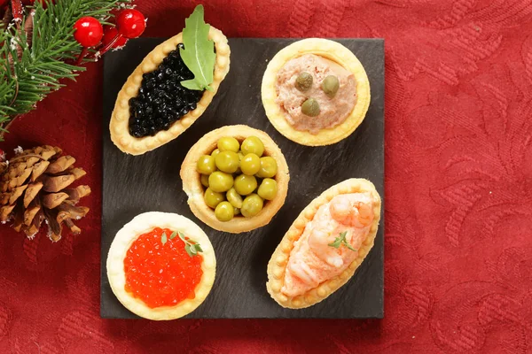 Aperitivos de Navidad. Tartaletas pequeñas con caviar y paté. Buffet y bar . —  Fotos de Stock