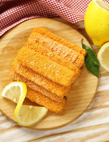Рыбьи пальцы, выпеченные со свежим лимоном — стоковое фото