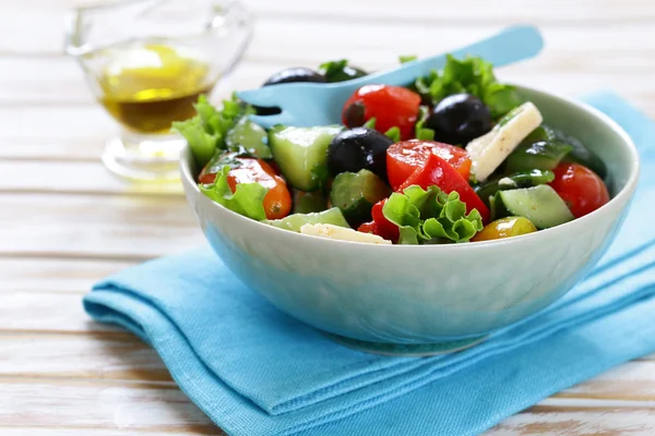Středomořské salát s olivami, sýrem a zeleninou. Zdravé jídlo. — Stock fotografie