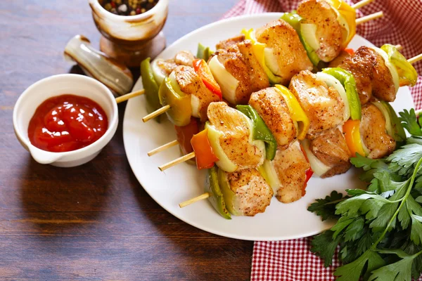 Chicken kebab with onions and bell peppers — Stock Photo, Image