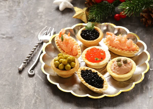 Aperitivos de Navidad. Tartaletas pequeñas con caviar y paté. Buffet y bar . — Foto de Stock