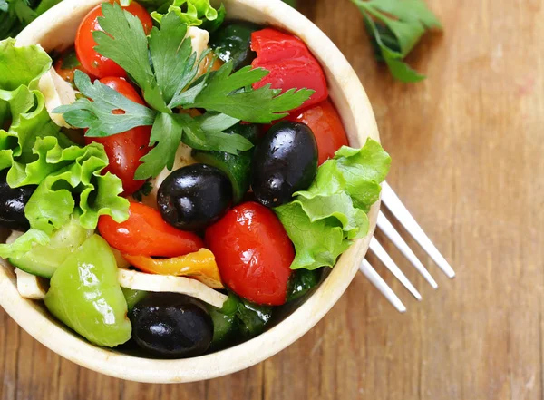 Mediterranean salad with olives, cheese and vegetables. Healthy food. — Stock Photo, Image