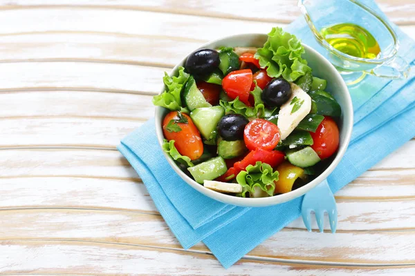 Ensalada mediterránea con aceitunas, queso y verduras. Alimento saludable . —  Fotos de Stock