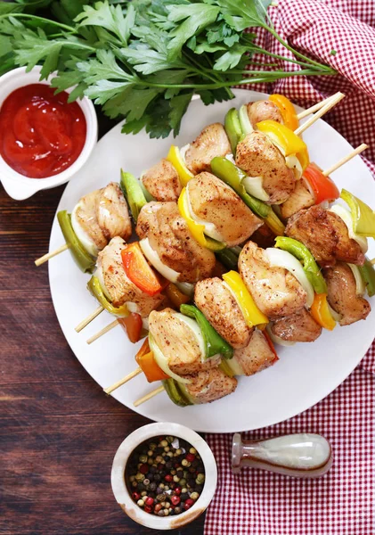 Chicken kebab with onions and bell peppers — Stock Photo, Image