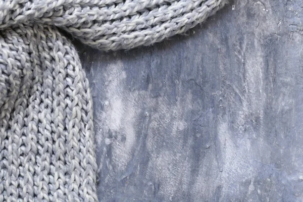 灰色の背景に美しいニット スカーフ — ストック写真