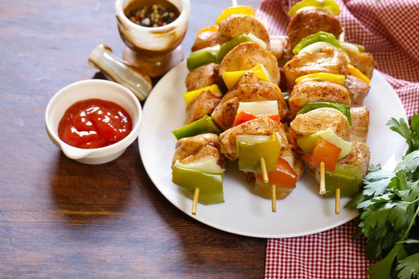 Chicken kebab with onions and bell peppers — Stock Photo, Image