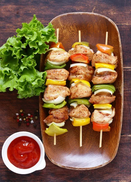 Chicken kebab with onions and bell peppers — Stock Photo, Image