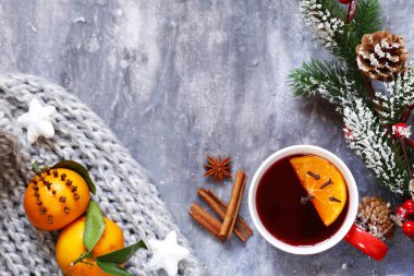 Geleneksel kış İçecek şarap mulled. Noel içkisi. Örme eşarp ile gri arka plan