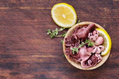 otlar ve baharatlar ile marine edilmiş ahtapot