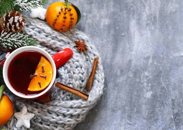 Traditionelles Wintergetränk Glühwein. Weihnachtsgetränk. grauer Hintergrund mit gestricktem Schal — Stockfoto