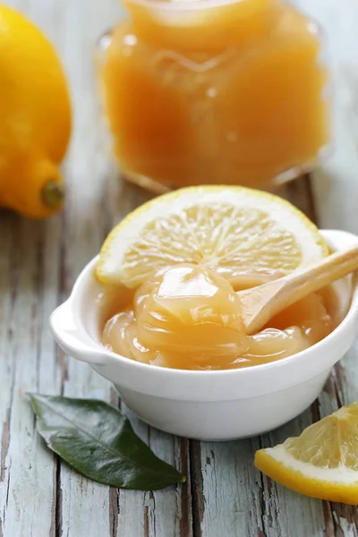 Crema de cuajada de limón hecha de limones orgánicos naturales —  Fotos de Stock