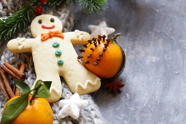 Hombre de jengibre y decoraciones de Navidad sobre fondo gris madera —  Fotos de Stock