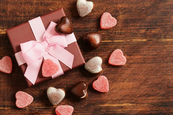 Cuori di caramelle al cioccolato. Regalo per una vacanza. Data a San Valentino — Foto Stock