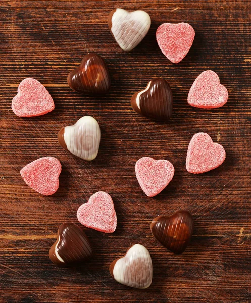 Cuori di caramelle al cioccolato. Regalo per una vacanza. Data a San Valentino — Foto Stock