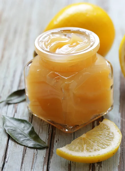 Crema de cuajada de limón hecha de limones orgánicos naturales — Foto de Stock