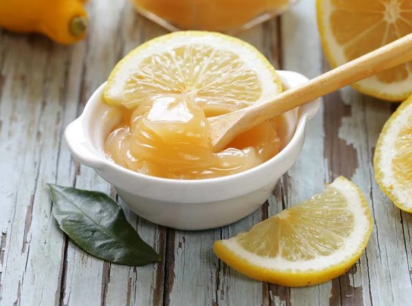 Crema di cagliata di limone a base di limoni biologici naturali — Foto Stock