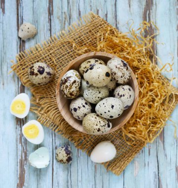 ahşap bir masa üzerinde doğal organik bıldırcın yumurtası