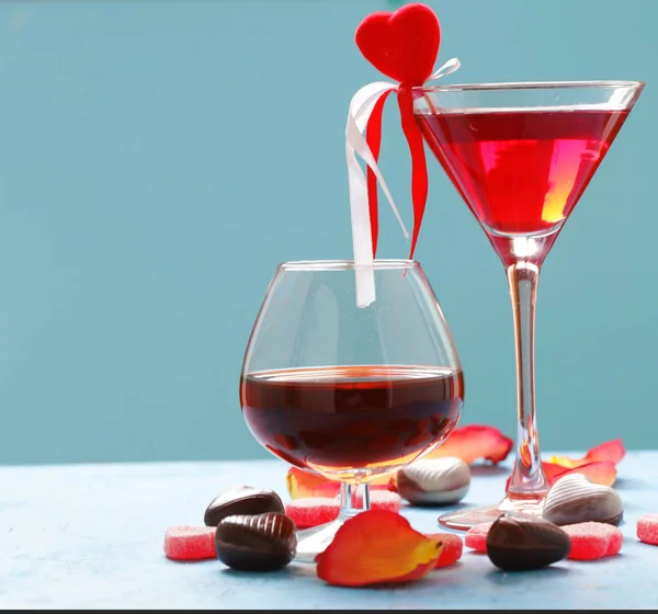 Alkoholische Getränke für die festliche Party. Schokoladenherzen. Geschenk für einen Urlaub. Datum am Valentinstag — Stockfoto