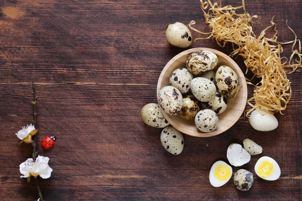 Natural organic quail eggs on a wooden table — Stock Photo, Image