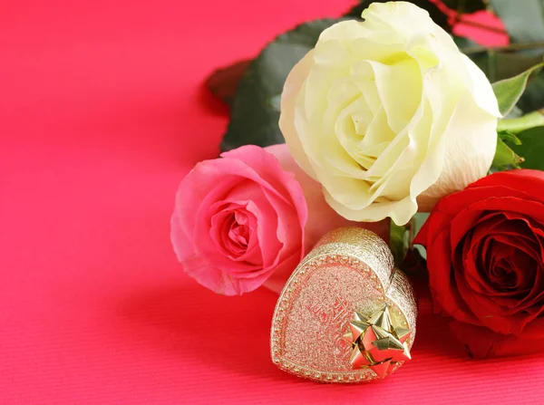 Květiny a dárky na Valentýna. Růže, čokolády a šperky — Stock fotografie