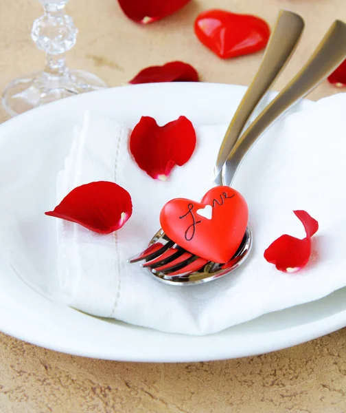 Cenário de mesa para o Dia dos Namorados. Corações e fitas festivas decorações de férias — Fotografia de Stock